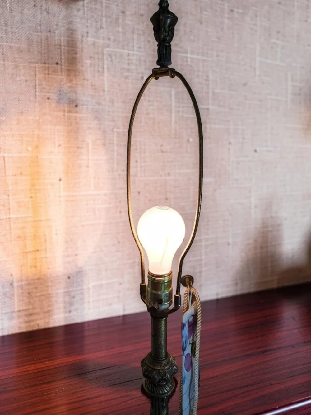 Vintage Cambridge Brass/Glass Scrollwork Base Banquet Table Lamp.
